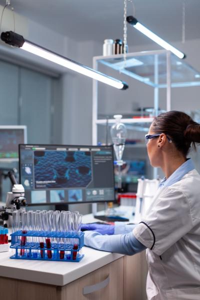 Biochemistry-doctor-analyzing-virus-infection-developing-pharmaceutical-treatment Duży