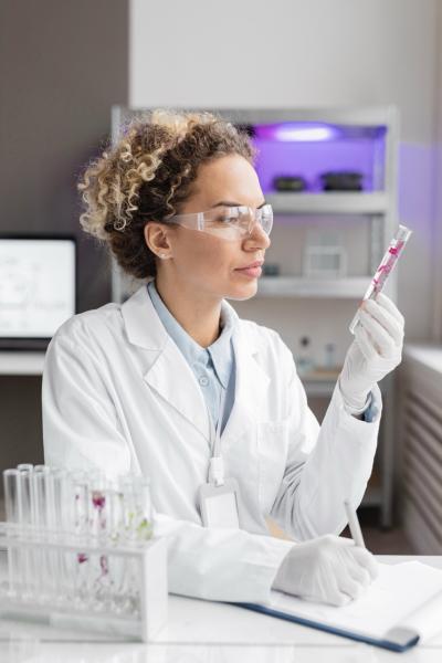 Female-researcher-laboratory-with-test-tubes Duży