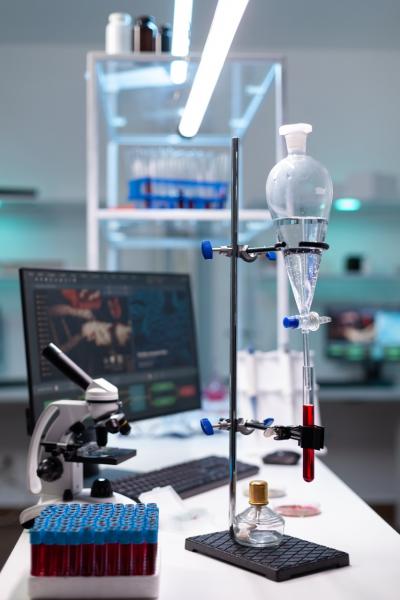 Science-laboratory-equipment-test-tube-with-blood-healthcare-development-chemical-dripping-pipe-with-glass-flask-analysis-biochemistry-lab-clinic-professional-instruments Duży