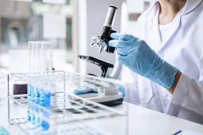 Scientist-medical-lab-coat-working-biotechnology-lab Duży