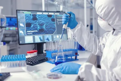 Virolog-coducting-experiment-course-coronavirus-pandemic-with-micropipette-chemist-modern-laboratory-doing-research-using-dispenser-global-epidemic-with-covid-19 Duży